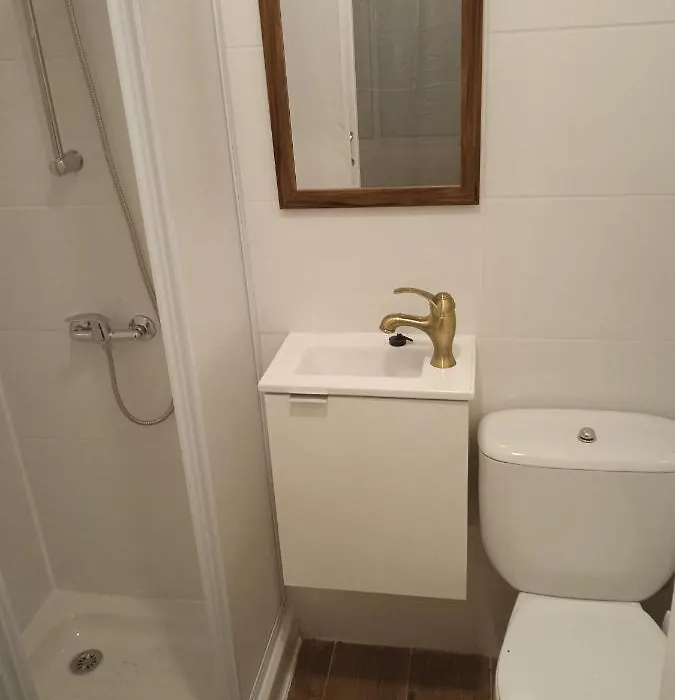 Habitacion Economica Con Bano Privado En Pleno Centro De Figueres-1