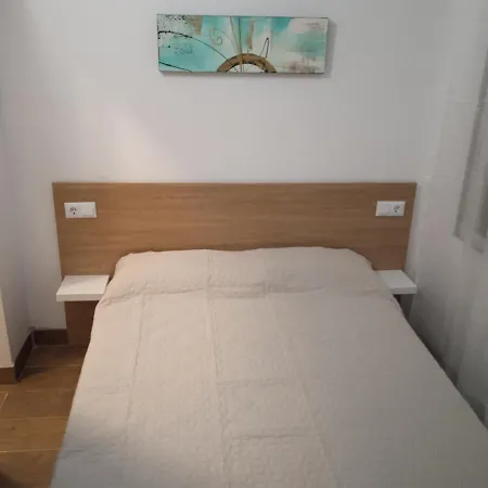 Habitacion Economica Con Bano Privado En Pleno Centro De Figueres-3