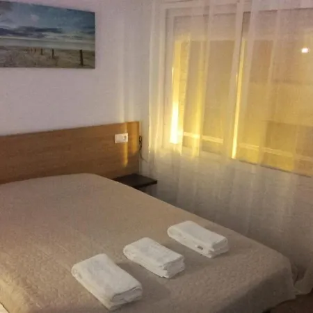 Habitacion Economica Con Bano Privado En Pleno Centro De Figueres-2